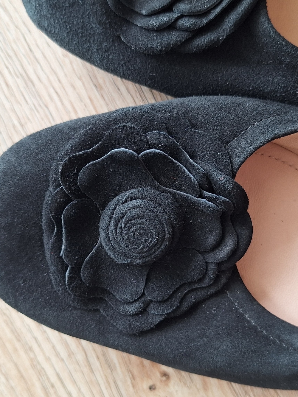 Taryn Rose Rosalyn Black Suede Ballet Flats Rose Detail Size - Picture 8 of 14